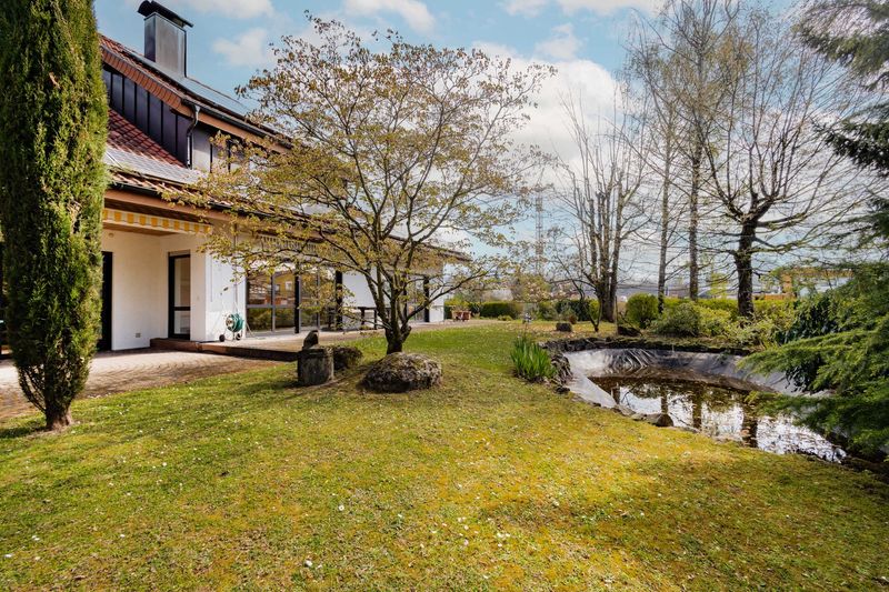 Großzügiges Wohnhaus mit Gewerbeeinheit, 1.788 m² Traumgrundstück & Gartenidylle mit Teich